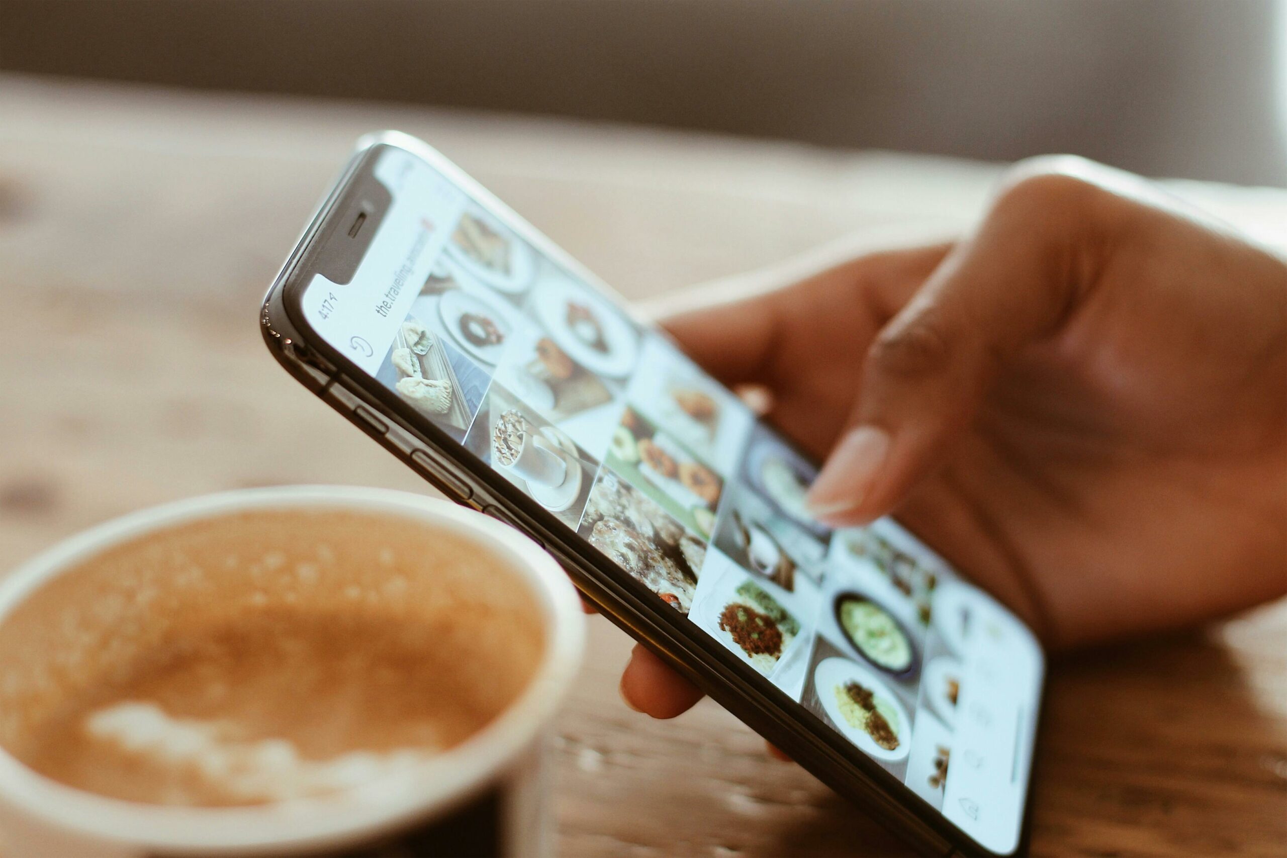 Ganchos en videos cortos para superar el scroll
